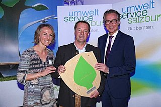 G.Innerhofer präsentiert neben S.Wolfsgruber und L.Schitter sein "umwelt blatt salzburg 2016" © umwelt service salzburg/Neumayr
