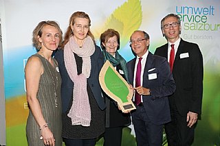 Ernestine Stadler (Mitte) und ihre Mitarbeiterin Christa Haider (2 von li) freuen sich über die Auszeichnung für jahrelanges Umweltschutzengagement © uss_Neumayr