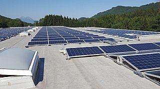 Photovoltaik-Anlage auf dem Dach der G.S. Altotec GmbH © umwelt service salzburg