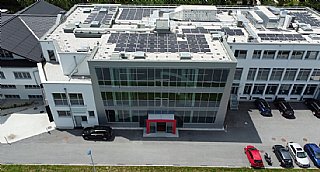 Digital Elektronik GmbH in St. Leonhard mit Photovoltaik-Anlage auf dem Dach © Digital Elektronik