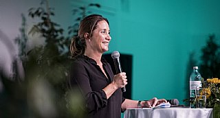 Moderatorin Eva Köck führte durch die umwelt service salzburg gala2021 © uss/Neumayr