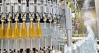Abfüllung von Apfelsaft in einem Produktionsbetrieb. © iStock