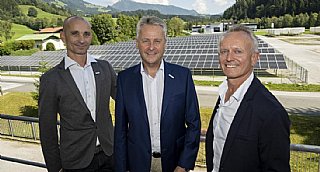v.l.n.r.: M. Schrittwieser, P. Gründwald u. D. Zwilling vor der rund 1.000 kWp-starken PV-Freiflächenanlage, die seit Juni 2022 in Betrieb ist. © uss_Neumayr