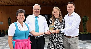 Anni (li), Ambros (2. v. li), Katharina und Christian Hettegger freuen sich über die Auszeichnung mit dem "umwelt blatt salzburg2022"! © co uss/Neumayr