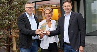 Hans Jäger (li) und Gerald Rauter, Geschäftsführer der G7 Projekt GmbH, mit Sabine Wolfsgruber, Geschäftsführerin umwelt service salzburg. © uss_Neumayr