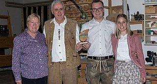 Die stolze Familie Graber mit "ihrem" Umweltpreis (l.n.r.): Sieglinde, Fritz, Thomas und Stefanie © uss/Neumayr