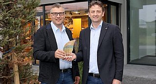 Hans Jäger (li.) und Gerald Rauter, GF des G7 Gewerbeparks, freuen sich über ihre Auszeichnung mit dem "umwelt blatt salzburg2022". © uss/Neumayr