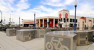 Auch vor Einkaufszentren, Bahnhöfen oder Museen spielt Sicherheit für das eigene Fahrrad eine große Rolle. © iStock
