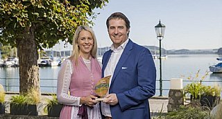 Daniela und Helmut Blüthl, die Eigentümer des Kuschelhotels Seewirt, freuen sich über die Auszeichnung mit dem umwelt blatt salzburg2023. © uss/Leopold
