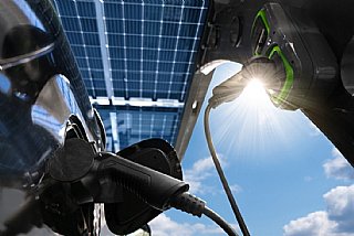 Die Kraft der Sonne lädt Elektro-Fahrzeuge