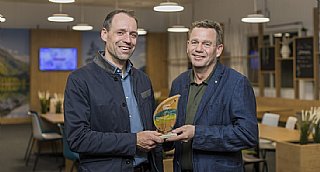 Rudi Tautermann (re.) und Alexander Rehbogen, GF umwelt service salzburg, mit dem umwelt blatt salzburg2025. &copy; uss/Neumayr_LEO