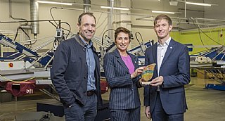 Astrid Lamprechter und Markus Lametschwandtner (re.) mit uss-GF Alexander Rehbogen und "ihrem" umwelt blatt salzburg2025. &copy; uss/Neumayr_LEO