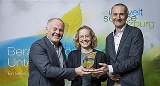 Elisabeth Scheicher, Torsten Klade (re.) und Christian Schilcher, alle Haus der Natur, freuen sich über die Auszeichnung "umwelt blatt salzburg2025". &copy; uss/Neumayr_LEO